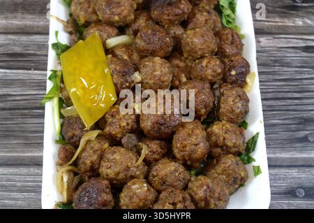 Il kofta cotto, un piatto di carne macinata stagionata, popolare in molte cucine tra cui il Medio Oriente, l'Asia meridionale e i Balcani, modellato in polpette o polpette Foto Stock