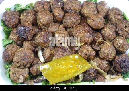 Il kofta cotto, un piatto di carne macinata stagionata, popolare in molte cucine tra cui il Medio Oriente, l'Asia meridionale e i Balcani, modellato in polpette o polpette Foto Stock