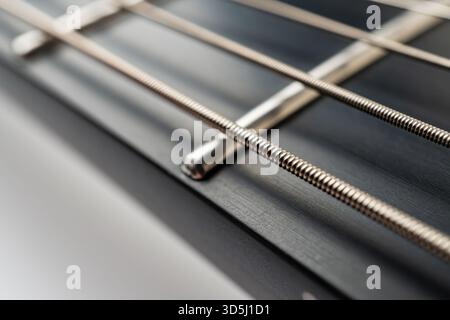 Immagine ad alta risoluzione di una chitarra acustica, fretboard e cordoncino, che mostra i suoi dettagli intricati e la cura artigianale a. Foto Stock