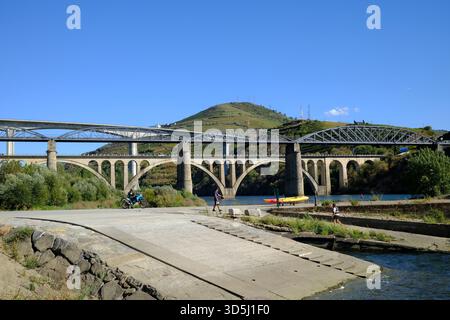 Vista dei ponti sul fiume Douro a peso da Regua, Portogallo Foto Stock