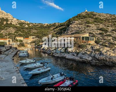 Marsiglia , Francia, 2 ottobre 2025: Bellissima baia di calanque de callelongue con barche a riva, case e colline Foto Stock