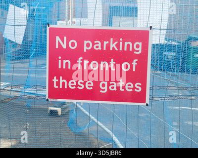 Cartello di divieto di parcheggio sul cancello di costruzione - tenere libero accesso, recinzione temporanea del sito Foto Stock