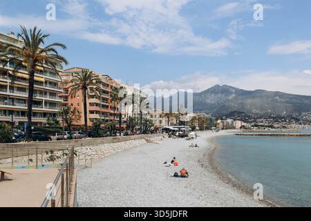 Roquebrune, Francia - 14 maggio 2023: Veduta della spiaggia e del comune di Roquebrune Cap Martin sulla Costa Azzurra Foto Stock