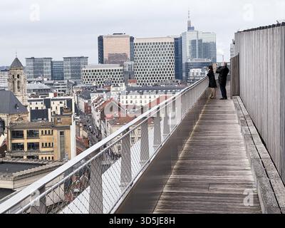 Belgio, Bruxelles, 31 dicembre 2024; i turisti godono di una vista panoramica del paesaggio urbano di bruxelles dalla moderna passerella in legno Foto Stock