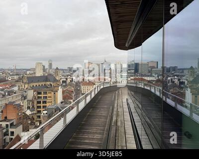 Belgio, Bruxelles, 31 dicembre 2024; passerella in legno sulla moderna terrazza dell'edificio con vista panoramica sulla città di bruxelles Foto Stock