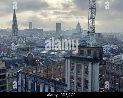 Belgio, Bruxelles, 31 dicembre 2024; Vista panoramica del centro di bruxelles con monumenti storici, lavori in corso e cielo nuvoloso in vento Foto Stock