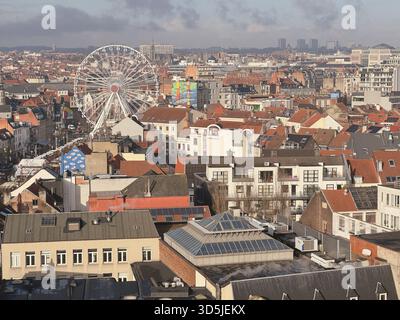 Belgio, Bruxelles, 31 dicembre 2024; ruota panoramica che domina il paesaggio urbano di Bruxelles, belgio, in una giornata invernale Foto Stock