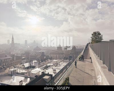 Belgio, Bruxelles, 31 dicembre 2024; passerella sopraelevata con i turisti che godono di una vista panoramica del paesaggio urbano di bruxelles sotto il cielo nuvoloso Foto Stock