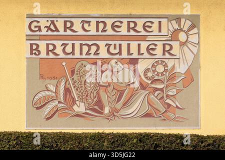 Graffito von Rudolf Pertermann an der Fassade der ehemaligen Gärtnerei Brumüller a Eggenburg, Niederösterreich, Österreich // graffito di Rudolf Pertermann sulla facciata dell'ex vivaio Brumüller a Eggenburg, bassa Austria, Austria - 20251102 PD21859 Foto Stock