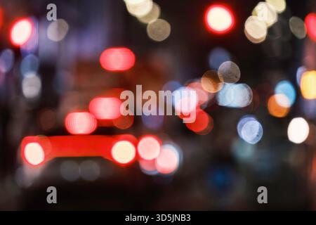 Semafori astratti e traffico su City Street di notte, Londra, Regno Unito Foto Stock