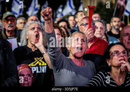 Gli israeliani cantano durante una manifestazione a Tel Aviv chiedendo una commissione d'inchiesta statale 15 novembre 2025. Più di due anni dopo il giorno più letale della storia di IsraelÕs, il governo non ha ancora istituito una commissione statale formale d'inchiesta sui fallimenti della sicurezza e dell'intelligence che ha permesso ad Hamas di uccidere più di 1.200 israeliani e rapirne più di 250. Invece, i ministri hanno avanzato una commissione ÒindependentÓ domenica, promettendo un'ampia rappresentanza pubblica e pieni poteri investigativi, mentre hanno incaricato un comitato ministeriale, nominato da Netanyahu, di definire il suo mandato Foto Stock