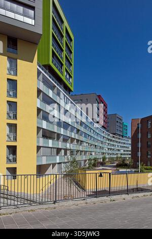 Vista del nuovo complesso di appartamenti in estate soleggiata, Konepaja, Helsinki, Finlandia. Foto Stock