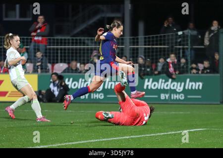 Gina Chmielinski (10, RB Leipzig) salta sul portiere Mariella El Sherif (39, Werder Brema). Calcio, DFB-Pokal [Coppa di Germania] femminile, stagione 2025/ 2026, turno 16: RB Leipzig vs. SV Werder Brema il 16/11/2025, Training Center Cottaweg, Lipsia. DF Foto Stock