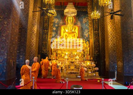 Visakha Bucha Day, cerimonia religiosa all'interno della sala di ordinazione di Wat Bowonniwetwiharn Ratchaworawiharn a Bangkok, Thailandia. Foto Stock