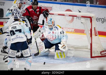 Dane Fox (Dresden Eislöwen, attaccante, n. 27); Jussi Olkinuora (Dresden Eislöwen, portiere, n. 45); Tanner Kero (Cologne Sharks, attaccante, n. 10); Rourke Chartier (Dresda Eislöwen, attaccante, n. 14); PENNY DEL 1; Cologne Sharks - Dresden Eislöwen su 16.11.2025 A. Foto Stock