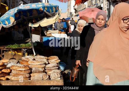 Donne musulmane che camminano per le strade della Medina a Essaouira, in Marocco Foto Stock