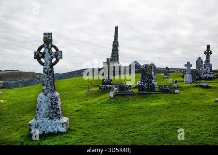 Vecchie tombe vicino alla Rocca di Cashel o Cashel dei Re e alla Rocca di San Patrizio a Cashel, Irlanda. Croci celtiche. Foto Stock