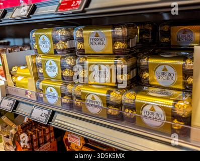 Ferrero Rocher Chocolates su Uno scaffale del supermercato. Una specialità Nut Praline dell'azienda italiana Ferrero Foto Stock