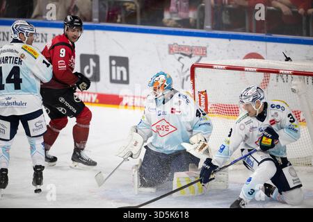 Rourke Chartier (Dresda Eislöwen, attaccante, #14); Maxi Kammerer (Cologne Sharks, attaccante, #9); Jussi Olkinuora (Dresden Eislöwen, portiere, #45); Alec McCrea (Dresden Eislöwen, difesa, #3); PENNY DEL 1; Cologne Sharks - Dresden Eislöwen su 16.11.202 Foto Stock
