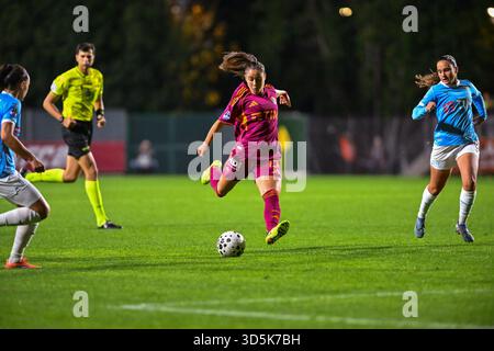 Roma, Italia. 16 novembre 2025. Giulia Dragoni durante la partita tra AS Roma e SS Lazio valida per il campionato italiano di serie A femminile allo stadio tre Fontane di Roma il 16 novembre 2025 durante la partita AS Roma vs SS Lazio Women, campionato italiano di calcio femminile di serie A A Roma, Italia, 16 novembre 2025 Credit: Independent Photo Agency/Alamy Live News Foto Stock