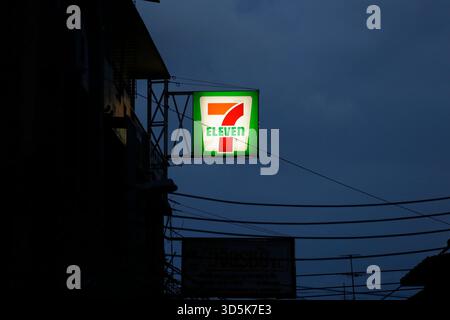 Bangkok, Tailandia - 22 luglio 2022: Vista ravvicinata di un minimarket aperto 24 ore su 24, 7-Eleven durante la notte. Foto Stock
