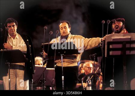 Luciano Pavarotti, Jose Carreras (centro) e Placido Domingo (sinistra) - concerto di prova dei tre tenori alle Terme di Caracalla il 5 luglio 1990 a Roma, Italia, il concerto di Caracalla è stato il primo dei tre tenori insieme, che si è svolto per celebrare la Coppa del mondo di calcio, Italia '90 Foto Stock