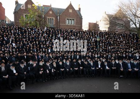Migliaia di rabbini che partecipano alla 42a Conferenza internazionale annuale degli emissari Chabad-Lubavitch (Kinus Hashluchim) posano per una foto di gruppo il novembre Foto Stock