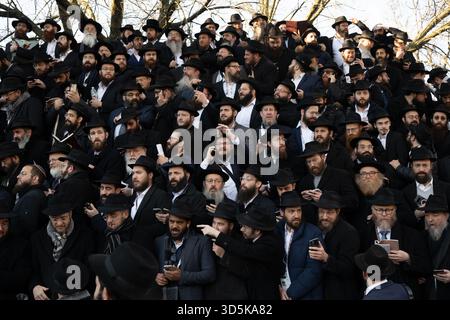 Migliaia di rabbini che partecipano alla 42a Conferenza internazionale annuale degli emissari Chabad-Lubavitch (Kinus Hashluchim) posano per una foto di gruppo il novembre Foto Stock
