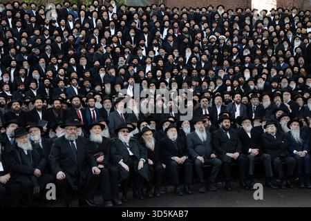 Migliaia di rabbini che partecipano alla 42a Conferenza internazionale annuale degli emissari Chabad-Lubavitch (Kinus Hashluchim) posano per una foto di gruppo il novembre Foto Stock