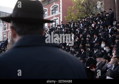 Migliaia di rabbini che partecipano alla 42a Conferenza internazionale annuale degli emissari Chabad-Lubavitch (Kinus Hashluchim) posano per una foto di gruppo il novembre Foto Stock
