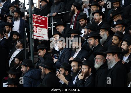 Migliaia di rabbini che partecipano alla 42a Conferenza internazionale annuale degli emissari Chabad-Lubavitch (Kinus Hashluchim) posano per una foto di gruppo il novembre Foto Stock