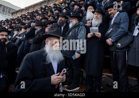 Migliaia di rabbini che partecipano alla 42a Conferenza internazionale annuale degli emissari Chabad-Lubavitch (Kinus Hashluchim) posano per una foto di gruppo il novembre Foto Stock
