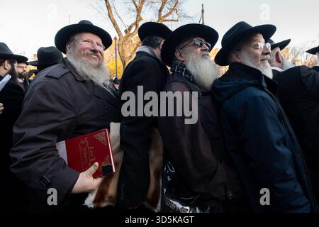 Migliaia di rabbini che partecipano alla 42a Conferenza internazionale annuale degli emissari Chabad-Lubavitch (Kinus Hashluchim) posano per una foto di gruppo il novembre Foto Stock