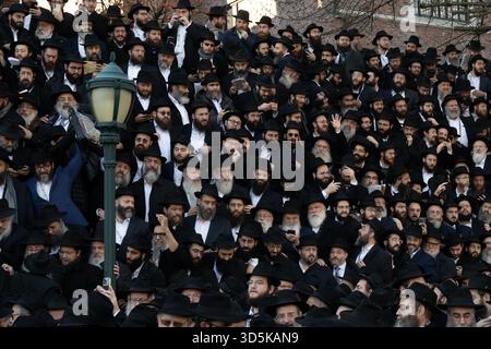 Migliaia di rabbini che partecipano alla 42a Conferenza internazionale annuale degli emissari Chabad-Lubavitch (Kinus Hashluchim) posano per una foto di gruppo il novembre Foto Stock