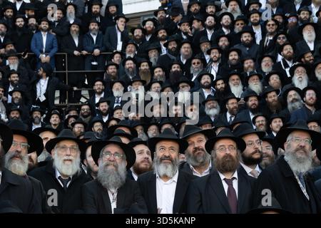 Migliaia di rabbini che partecipano alla 42a Conferenza internazionale annuale degli emissari Chabad-Lubavitch (Kinus Hashluchim) posano per una foto di gruppo il novembre Foto Stock