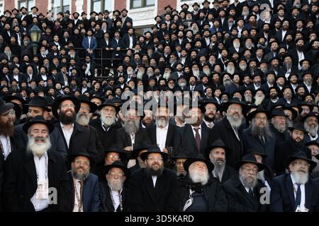 Migliaia di rabbini che partecipano alla 42a Conferenza internazionale annuale degli emissari Chabad-Lubavitch (Kinus Hashluchim) posano per una foto di gruppo il novembre Foto Stock