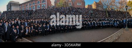 Migliaia di rabbini che partecipano alla 42a Conferenza internazionale annuale degli emissari Chabad-Lubavitch (Kinus Hashluchim) posano per una foto di gruppo il novembre Foto Stock