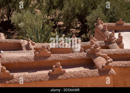 Tetti di Ksar di Ait-Ben-Haddou, alias Ait Benhaddou, un villaggio fortificato costruito in terracotta di Adobe o Ighrem, e popolare location cinematografica Marocco. Foto Stock