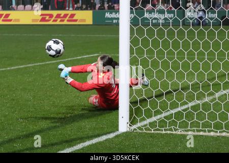 La portiere Mariella El Sherif (39, Werder Brema) salva il colpo decisivo ai calci di rigore. Calcio, Coppa di Germania femminile, stagione 2025/ 2026, 16° turno: RB Leipzig vs. SV Werder Brema il 16/11/2025, Training Center Cottaweg, Lipsia. D Foto Stock