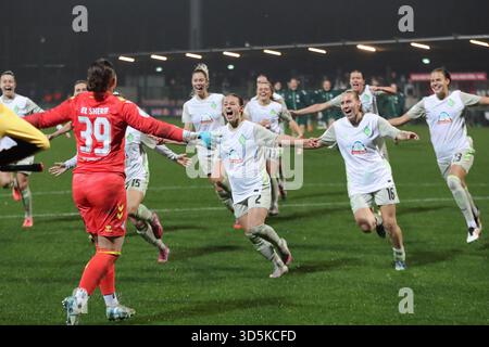 La squadra celebra la giubilante portiere Mariella El Sherif (39, Werder Brema) per la decisiva salvezza ai calci di rigore. Calcio, DFB-Pokal [Coppa di Germania] donne, stagione 2025/ 2026, turno 16: RB Lipsia vs. SV Werder Brema il 16/11/2025, allenamento C. Foto Stock