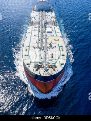 Vista frontale dall'alto aerea di un prodotto chimico o di una petroliera che naviga a tutta velocità sull'oceano Foto Stock