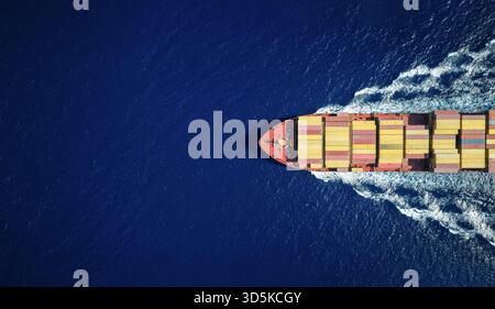 Vista aerea dall'alto di una grande nave da carico industriale che naviga sull'oceano con spazio per copie Foto Stock