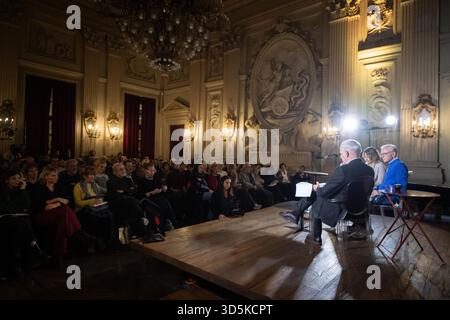 Torino, Italia. 16 novembre 2025. Al circolo dei lettori lo scrittore Isrealiano David Grossman dialoga con Giuseppe Culicchia. Torino, Italia. - Domenica 16 novembre 2025. Cronaca (foto di Matteo Arnoul/LaPresse) al club dei lettori, lo scrittore israeliano David Grossman parla con Giuseppe Culicchia. Torino, Italia. - Domenica 16 novembre 2025. - Notizie (foto di Matteo Arnoul/LaPresse). Crediti: LaPresse/Alamy Live News Foto Stock