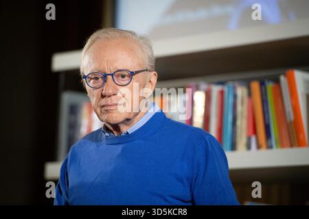 Torino, Italia. 16 novembre 2025. Al circolo dei lettori lo scrittore Isrealiano David Grossman dialoga con Giuseppe Culicchia. Torino, Italia. - Domenica 16 novembre 2025. Cronaca (foto di Matteo Arnoul/LaPresse) al club dei lettori, lo scrittore israeliano David Grossman parla con Giuseppe Culicchia. Torino, Italia. - Domenica 16 novembre 2025. - Notizie (foto di Matteo Arnoul/LaPresse). Crediti: LaPresse/Alamy Live News Foto Stock