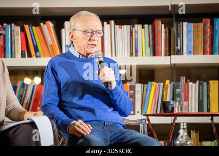 Torino, Italia. 16 novembre 2025. Al circolo dei lettori lo scrittore Isrealiano David Grossman dialoga con Giuseppe Culicchia. Torino, Italia. - Domenica 16 novembre 2025. Cronaca (foto di Matteo Arnoul/LaPresse) al club dei lettori, lo scrittore israeliano David Grossman parla con Giuseppe Culicchia. Torino, Italia. - Domenica 16 novembre 2025. - Notizie (foto di Matteo Arnoul/LaPresse). Crediti: LaPresse/Alamy Live News Foto Stock