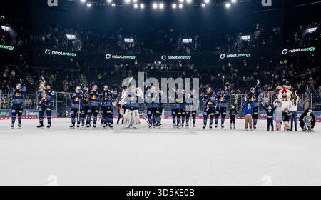 I giocatori di Monaco intorno a Mathias Niederberger (portiere, EHC Red Bull Munich, #35) celebrano la vittoria davanti alla curva dei tifosi GER, EHC Red Bull Munich vs. Norimberga Ice Tigers, Ice Hockey, DEL, 19° Matchday, stagione 2025/2026, 16.11.2025. foto: Foto Stock