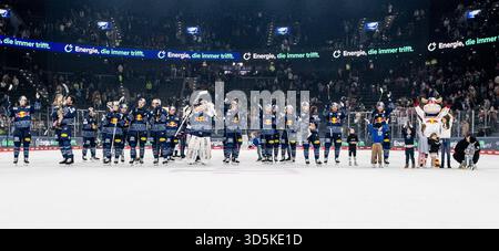 I giocatori di Monaco intorno a Mathias Niederberger (portiere, EHC Red Bull Munich, #35) celebrano la vittoria davanti alla curva dei tifosi GER, EHC Red Bull Munich vs. Norimberga Ice Tigers, Ice Hockey, DEL, 19th Game Day, stagione 2025/2026, 16.11.2025. foto: Foto Stock