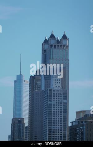 Viste intorno al centro di Chicago con i suoi molti dettagli architettonici significativi (leggendari e iconici) lungo le rive del lago Michigan Foto Stock