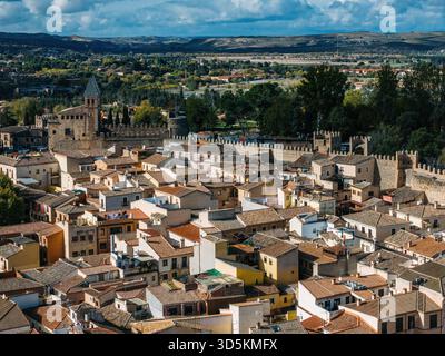 Vista aerea della città di Toledo con drone a Castilla de la Mancha, Spagna Foto Stock