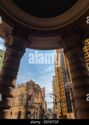 Primo piano, edificio del museo del caffè, a Santos in Brasile. 15 novembre 2025. Foto Stock
